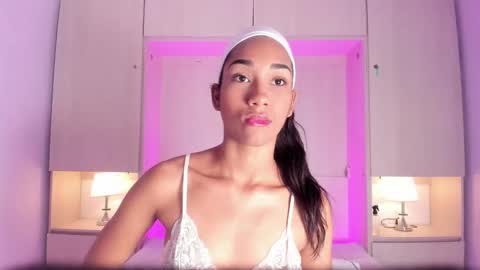 anaacollins_ online show from March 26, 11:38 am