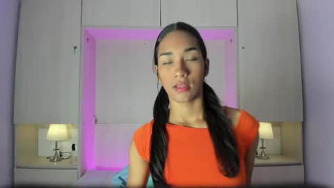 anaacollins_ online show from March 28, 11:32 am