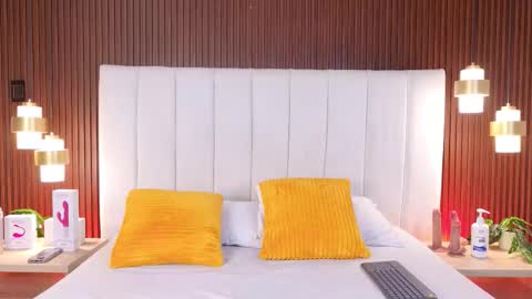 Mia online show from October 22, 12:27 pm