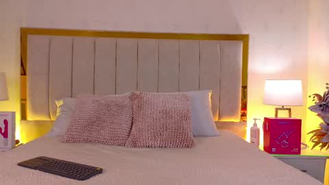 Mia online show from April 2, 12:14 pm