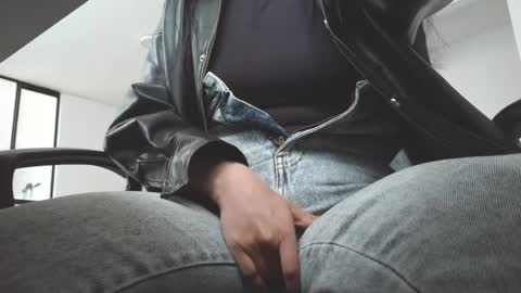   online show from March 27, 12:05 pm