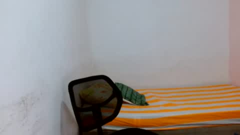 Snapshot of andr_093 chatting on June 21, 6:27 am andr_093 online show from June 21, 6:27 am