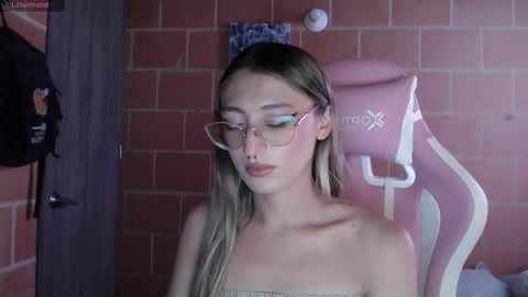 Snapshot of andrea_camila chatting on October 9, 3:32 pm Andrea  online show from October 9, 3:32 pm