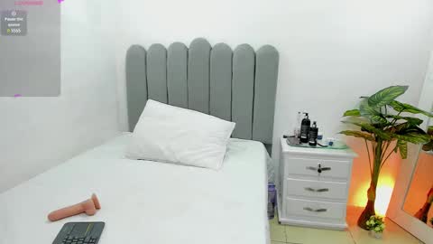 Snapshot of andrea_osorio_ chatting on March 3, 1:31 pm Andrea online show from March 3, 1:31 pm