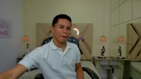 Snapshot of andres1_8 chatting on April 26, 7:22 pm IM ANDRES online show from April 26, 7:22 pm