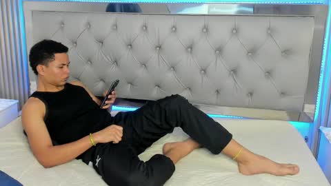 Snapshot of andres1_8 chatting on April 30, 1:23 am IM ANDRES online show from April 30, 1:23 am