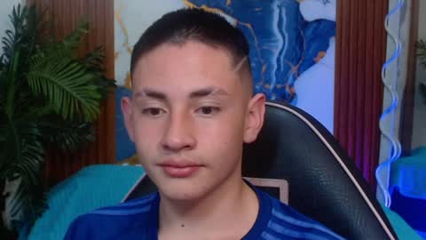 Snapshot of andres_tay chatting on April 25, 2:36 am andres_tay online show from April 25, 2:36 am