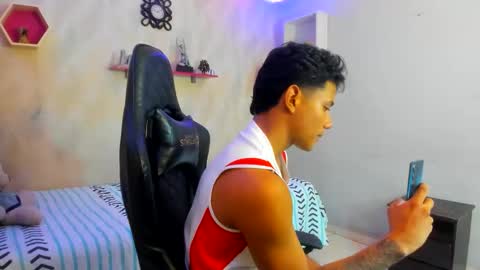 Snapshot of andrew_myersx chatting on December 21, 6:59 pm ANDREW online show from December 21, 6:59 pm