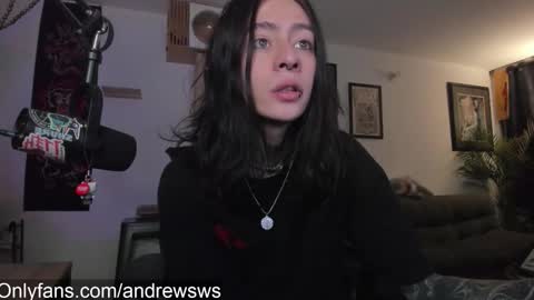 Snapshot of andrew_round chatting on December 3, 12:29 am andrew_round online show from December 3, 12:29 am
