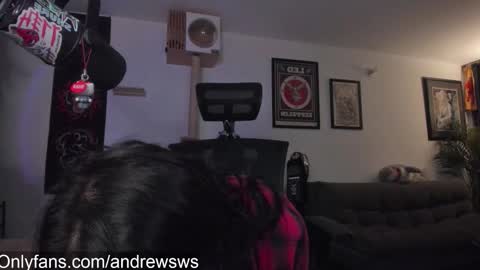 Snapshot of andrew_round chatting on January 8, 11:40 pm andrew_round online show from January 8, 11:40 pm