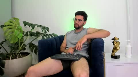 Snapshot of andrewstonee chatting on July 8, 1:21 am About me online show from July 8, 1:21 am