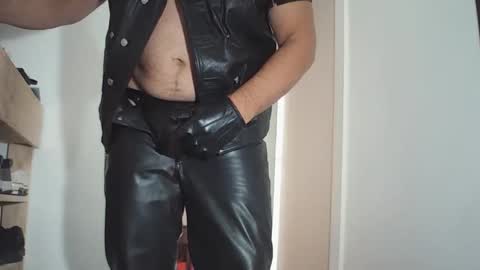 Snapshot of andrex_leather chatting on May 31, 6:09 pm andrex_leather online show from May 31, 6:09 pm