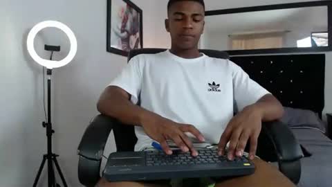 andy_smith333 online show from February 16, 8:22 pm