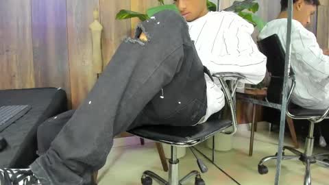 Snapshot of andysins chatting on May 4, 10:44 am Andy online show from May 4, 10:44 am