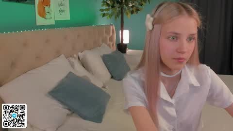 Snapshot of anellyball_ chatting on June 2, 9:33 am Anelly online show from June 2, 9:33 am
