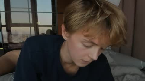 angel_andreww online show from April 28, 4:12 pm