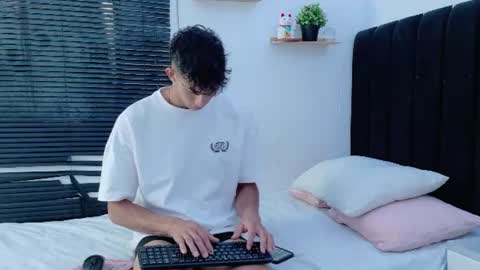 Snapshot of angel_boy0 chatting on July 1, 9:14 pm angel_boy0 online show from July 1, 9:14 pm