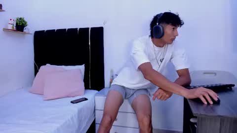 Snapshot of angel_boy0 chatting on July 3, 8:15 pm angel_boy0 online show from July 3, 8:15 pm