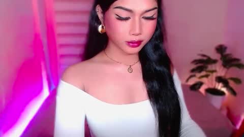 Snapshot of angel_eloaxx chatting on May 17, 9:44 pm Angel online show from May 17, 9:44 pm