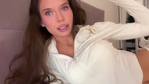 Snapshot of angel_isia chatting on April 17, 9:40 pm isia online show from April 17, 9:40 pm