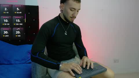 Snapshot of angel_kyrozz chatting on April 6, 7:04 pm angel_kyrozz online show from April 6, 7:04 pm