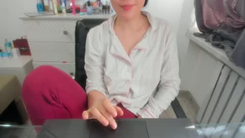 angel_lee__ online show from February 3, 7:29 am