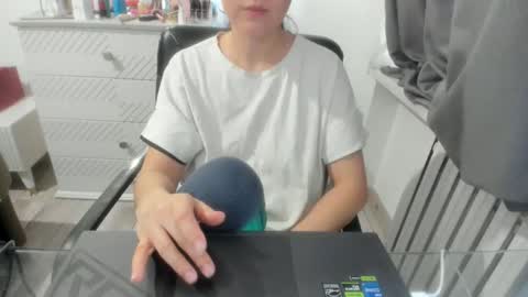 angel_lee__ online show from February 8, 11:12 am