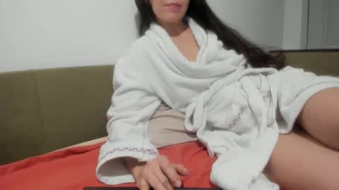 angel_lee__ online show from December 17, 2:45 pm