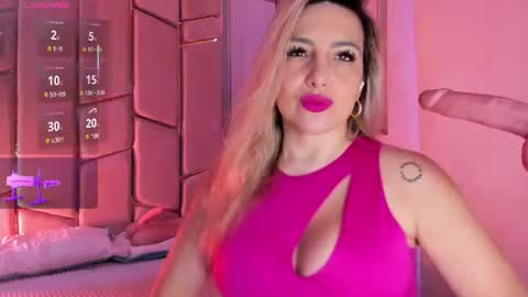 Snapshot of angel_vibes_ chatting on June 11, 4:27 pm Angel online show from June 11, 4:27 pm