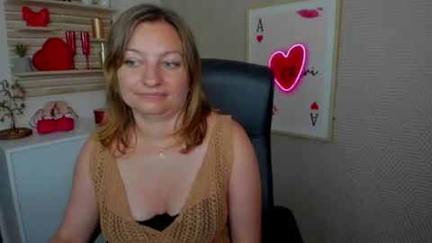 Snapshot of angela_samt chatting on June 29, 10:15 am Angela online show from June 29, 10:15 am