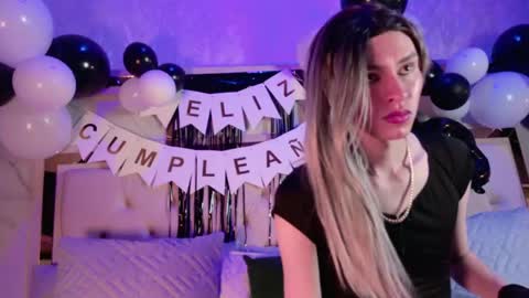 Snapshot of angela_white22 chatting on May 18, 3:51 pm angela_white22 online show from May 18, 3:51 pm