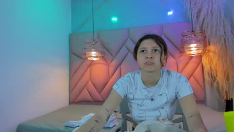 Snapshot of angelaa_cute chatting on December 22, 12:38 pm ANGELA online show from December 22, 12:38 pm