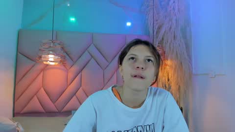 Snapshot of angelaa_cute chatting on December 23, 11:57 am ANGELA online show from December 23, 11:57 am