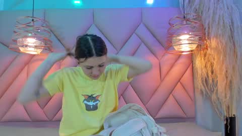 Snapshot of angelaa_cute chatting on December 28, 12:13 pm ANGELA online show from December 28, 12:13 pm