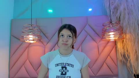 Snapshot of angelaa_cute chatting on January 8, 12:15 pm ANGELA online show from January 8, 12:15 pm