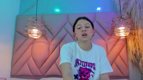 Snapshot of angelaa_cute chatting on January 10, 11:33 am ANGELA online show from January 10, 11:33 am