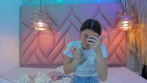 Snapshot of angelaa_cute chatting on January 15, 12:04 pm ANGELA online show from January 15, 12:04 pm