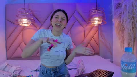 Snapshot of angelaa_cute chatting on February 1, 12:05 pm ANGELA online show from February 1, 12:05 pm