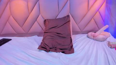 Snapshot of angelaa_cute chatting on February 21, 4:59 pm ANGELA online show from February 21, 4:59 pm