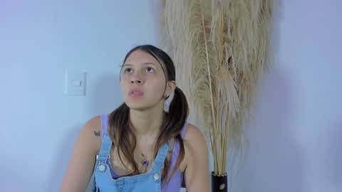 Snapshot of angelaa_cute chatting on March 5, 12:11 pm ANGELA online show from March 5, 12:11 pm