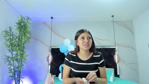 Snapshot of angelaa_cute chatting on October 1, 12:11 pm ANGELA online show from October 1, 12:11 pm