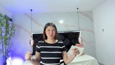 Snapshot of angelaa_cute chatting on November 15, 12:56 pm ANGELA online show from November 15, 12:56 pm