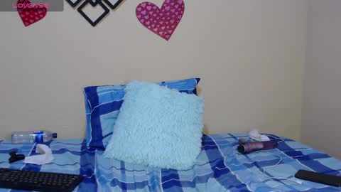 Snapshot of angeldreams15 chatting on March 8, 12:44 am angeldreams15 online show from March 8, 12:44 am