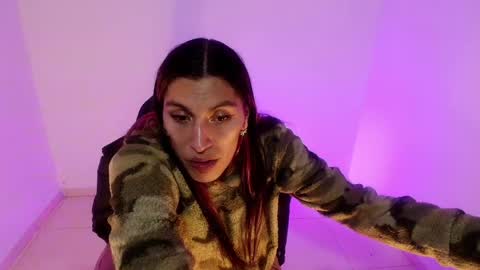 Snapshot of angele_johnson chatting on May 13, 6:05 pm angele online show from May 13, 6:05 pm