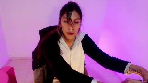 Snapshot of angele_johnson chatting on May 29, 9:35 pm angele online show from May 29, 9:35 pm