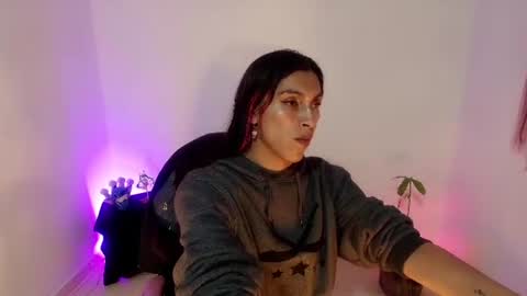 Snapshot of angele_johnson chatting on June 21, 9:17 pm angele online show from June 21, 9:17 pm