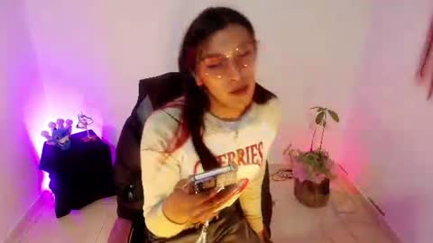 Snapshot of angele_johnson chatting on June 24, 6:18 pm angele online show from June 24, 6:18 pm