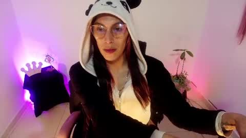 Snapshot of angele_johnson chatting on July 17, 6:46 pm angele online show from July 17, 6:46 pm