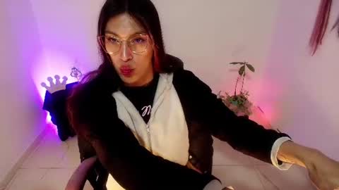 Snapshot of angele_johnson chatting on July 19, 7:17 pm angele online show from July 19, 7:17 pm