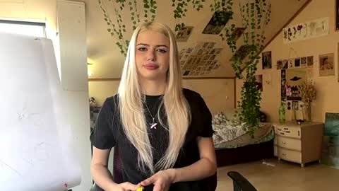 Snapshot of angelesgropper chatting on April 15, 9:05 am Lena online show from April 15, 9:05 am